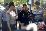 Kapolres Jombang AKBP Ahmad Yusep Gunawan (dua kiri) didampingi Wakapolres Kompol Sumardji (kiri) memeriksa kelengkapan pasukan anti huru hara (PHH) saat apel pengamanan pilpres di Mapolres Jombang, Jawa Timur, Minggu (6/7). Sebanyak 646 personel akan siaga di 2.383 TPS yang tersebar di 21 kecamatan. ANTARA FOTO/Syaiful Arif/ed/ama/14