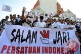 Sejumlah pendukung dan relawan presiden terpilih, Joko Widodo-Jusuf Kalla, menyanyikan lagu Indonesia Raya saat mendeklarasikan Salam Tiga Jari 'Persatuan Indonesia' di Monumen Mandala Makassar, Sulsel, Rabu (23/7). Mereka meminta agar rakyat Indonesia bersatu kembali karena kesuksesan Pilpres 2014 adalah kemenangan suluruh rakyat dan mereka siap melakukan kontrol sosial atas kepemimpinan Jokowi-JK sebagai Presiden-Wakil Presiden priode 2014-2019. ANTARA FOTO/Yusran Uccang/ed/ama/14