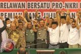 Panglima TNI Jenderal TNI Moeldoko (tengah) bersama Kapolri Jenderal Pol Sutarman didampingi Relawan Prabowo-Hatta dan Relawan Jokowi-Jusuf Kalla ketika Deklarasi Damai Relawan Pro NKRI dan Pemilu Jujur dan Adil di Balai Kartini, Jakarta, Minggu (20/7). Deklarasi damai ini digelar dalam rangka menjaga suasana tetap damai pada saat pengumuman hasil perhitungan suara pemilu presiden di KPU tanggal 22 Juli 2014. ANTARA FOTO/Reno Esnir/wdy/14.