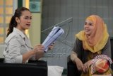 Penyanyi dan aktris Dewi Sandra (kanan) bersama bintang sinetron Alexandra Gottardo melakukan syuting sinetron religi Catatan Hati Seorang Istri di Jakarta, Selasa (1/7). Dalam bulan Ramadan, aktris yang telah dua tahun berhijab ini menjalani kesibukannya dengan melakukan syuting sinetron religi yang diangkat dari novel karya Asma Nadia yang menceritakan tentang para perempuan dengan permasalahan hidup mereka sebagai seorang istri. ANTARA FOTO/Teresia May