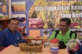 Sekda Batanghari Ali Rido dan Kepala Dinas Pertanian Batanghari Hayatul Islami sedang duduk di arena pameran peringatan Hari Krida Pertanian tingkat Kabupaten Batanghari. (ANTARA FOTO/Heriyanto)