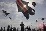 Sekelompok pemuda menerbangkan layang-layang tradisional jenis Be-bean atau ikan dalam Festival ke-36 Layang-Layang Bali di Pantai Padanggalak, Denpasar, Bali, Sabtu (19/7). Kegiatan untuk atraksi itu berlangsung selama tiga hari dengan menampilkan 1.322 layang-layang yang dibagi dalam 4 kategori lomba. ANTARA FOTO/Nyoman Budhiana/nym/2014.