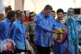 Presiden Susilo Bambang Yudhoyono (ketiga kanan) didampingi Ibu Negara Ny. Ani Yudhoyono (kedua kanan) Gubernur Sumatera Utara, Gatot Pujo Nugroho (kiri) dan Menteri Koperasi dan UKM Syarief Hasan (kedua kiri) memegang Tepak, pada Hari Koperasi Nasional ke - 67, di Medan, Sumut, Selasa (15/7). Peringatan Hari Koperasi Nasional tersebut mengangkat tema Koperasi Indonesia Menuju Ekonomi Global. ANTARA FOTO/Irsan Mulyadi/wdy/14