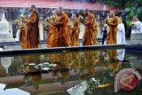 Sejumlah Bhiksu melakukan Puja Bhakti saat berlangsung perayaan Hari Suci Asadha di Candi Mendut, Mungkid, Magelang, Jawa Tengah, Minggu (20/7). Pada perayaan Hari Suci Asadha yang merupakan peringatan tiga peristiwa penting bagi umat Budha, yaitu khotbah perdana Sang Buddha kepada lima pertapa di Taman Rusa Isipatana, terbentuknya sangha Bhikhu yang pertama, serta lengkapnya Tiratana/ Triratna (Buddha, Dhamma dan Sangha) tersebut dilangsungkan pula doa perdamaian untuk Pilpres 2014. ANTARA FOTO/Anis Efizudin/wdy/14