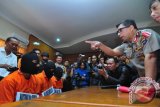 Kapolda Kalsel Brigjen Pol Machfud Ariffin menanyai pelaku perampokan toko emas Arafah Pasar Kalindo yang menewaskan 3 orang pada akhir Juni lalu saat ekspose kasus di Polresta Banjarmasin, Rabu (9/7). Lima pelaku perampokan diringkus di beberapa kota di Jawa dan Sumatera, sementara dua lainnya masih di buru, dan diperoleh barang bukti, yakni, emas hasil rampokan 4 Kg, lima pucuk senjata api jenis pistol (empat diantanya asli buatan pabrik, satu senjata rakitan), tiga sepeda motor, dan dua mobil. Foto Antaranews Kalsel/Herry Murdy Hermawan