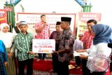 Asisten 1 Walikota Banjarmasin Hamli Kursani menyerahkan bantuan PT. Industri Jamu dan Farmasi Sido Muncul kepada perwakilan panti asuhan dan pesantren di Masjid PA Sentosa Banjarmasin, Sabtu (12/7). Sido Muncul memberikan bantuan kepada 1000 anak yatim di Banjarmasin dan sekitarnya sebesar 125 juta rupiah, sementara secara nasional memberikan bantuan kepada 13.400 anak. Foto Antaranews Kalsel/Herry Murdy Hermawan
