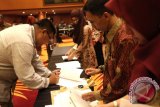 Ketua KPU Kalsel Samahuddin Muharram menandatangani hasil perhitungan manual (real count) pada sidang pleno di Ballroom Hotel Grand Tulip Banjarmasin, Jumat (18/8). Di Kalsel pasangan Capres cawapres Prabowo-Hatta (941.809 suara) mengungguli Jokowi-Jusuf Kalla (939.748 suara) dengan selisih 2.061 suara atau 0,05 persen. Foto Antaranews Kalsel/Herry Murdy Hermawan