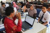 Trenggalek (Antara Jatim) - Seorang siswa bersama orang tua siswa berkonsultasi usai menyerahkan dokumen ijazah kepada petugas layanan pendaftaran peserta didik baru (PPDB) secara online di SMKN 1 Tulungagung, Rabu (2/7). Layanan PPDB online sempat terganggu akibat membludaknya pendaftaran siswa melalui jaringan internet secara nasional sehingga membuat server pusat 