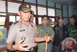 Kapolda Kalbar Brigjen Pol Arief Sulistyanto, beserta jajaran memantau persiapan pilres di TPS 16 Mungguk Sekadau pada Senin (7/7). (Foto Humas Pemkab Sekadau).