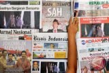Foto halaman depan berbagai surat kabar nasional menampilkan foto dan berita kemenangan pasangan capres-cawapres nomor urut dua Joko Widodo-Jusuf Kalla pada Pilpres 2014 di Jakarta, Rabu (23/7). Komisi Pemilihan Umum (KPU) pada Selasa 22 Juli 2014 pukul 21.33 WIB secara resmi menetapkan Joko Widodo-Jusuf Kalla sebagai presiden dan wakil presiden terpilih periode 2014-2019 dengan perolehan 70.997.833 suara (53,15 persen), ungggul atas atas pasangan nomor urut 1 Prabowo Subianto-Hatta Rajasa yang memperoleh 62.576.444 suara (46,85 persen). ANTARA FOTO/Andika Wahyu/mes/14.