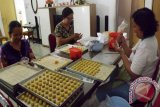 Pekerja UKM sedang mencetak kue-kue yang disiapkan untuk menyambut Lebaran. (Nurul/Antara Kalbar)