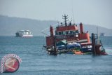 Kapal LCT Pancar Indah tenggelam di kawasan Pelabuhan Gilimanuk, Melaya, Jembrana, Bali, Jumat (4/7). Akibat terseret arus, kapal itu tenggelam pada hari Rabu (2/7) Pukul 21.40 Wib saat melintasi selat Bali antara Pelabuhan Ketapang, Banyuwangi - Pelabuhan Gilimanuk, Bali dengan mengangkut 16 truk. ANTARA FOTO/Seno/wdy/14.