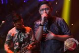 Grup band Ungu tampil menyanyi dalam pergelaran konser bertajuk "Ramadan Penuh Syukur" di Studio Penta, Kebon Jeruk, Jakarta, Rabu (16/7) malam. Konser yang digelar untuk merayakan ramadan tersebut di meriahkan dengan sejumlah grup band dan penyanyi solo seperti Rossa, Afgan, Maudy Ayunda, Setia Band, Ungu dan Gamawan Band. ANTARA FOTO/Teresia May/Koz/14.