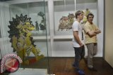 Pengunjung melihat koleksi di museum Wayang, Kota Tua, Jakarta, Minggu (20/7). Menurut Dinas Kebudayaan dan Pariwisata (Disbupar) memasuki liburan Idul Fitri, terjadi peningkatan 80 persen kunjungan wisatawan di berbagai tempat wisata. ANTARA FOTO/Pradita Utama/ama/14.