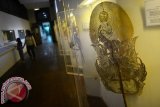 Pengunjung melihat koleksi di museum Wayang, Kota Tua, Jakarta, Minggu (20/7). Menurut Dinas Kebudayaan dan Pariwisata (Disbupar) memasuki liburan Idul Fitri, terjadi peningkatan 80 persen kunjungan wisatawan di berbagai tempat wisata. ANTARA FOTO/Pradita Utama/ama/14.