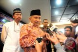 Ketua Majelis Pertimbangan Partai (MPP) Partai Amanat Nasional (PAN) sekaligus Penasehat PP Muhammadiyah, Amien Rais (dua kiri) berbicara kepada wartawan usai menghadiri pengajian Ramadan di Universitas Muhammadiyah Pontianak, Kalbar, Selasa (1/7). Dalam kesempatan tersebut, Amien Rais mengajak masyarakat Muhammadiyah Kalbar supaya memilih pasangan capres/cawapres nomor urut 1 saat pilpres yang akan digelar pada 9 Juli 2014 mendatang, karena Ia menilai bahwa Indonesia akan lebih aman serta berdaulat jika dipimpin oleh Prabowo Subianto dan Hatta Rajasa. ANTARA FOTO/Jessica Helena Wuysang/ss/pd/14