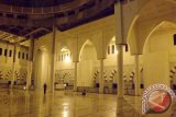 Bagian dalam Masjid Raya Mujahidin, yang dapat menampung 3 ribu jemaah sholat. (Nurul Hayat/Antara Kalbar).