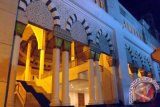 Salah satu sisi bangunan Masjid Raya Mujahidin Pontianak, saat diabadikan menjelang Sholat Idul Fitri 1435 Hijriah, Minggu malam (27/7). (Nurul Hayat/Antara Kalbar)