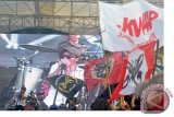 Grup musik Slank dengan vokalis Kaka (kiri) beraksi di atas panggung saat konser Ngabuburit Bersama Slank, Salam 2 Jari, di Lapangan Softbol, GOR Pajajaran, Kota Bogor, Jabar, Rabu (2/7). Konser yang dihadiri ribuan slankers ini merupakan roadshow ketiga setelah di Surabaya dan Bandung yang diselenggarakan oleh relawan musisi dan seniman dalam komunitas Revolusi Harmoni yang mendukung Capres dan Cawapres nomor urut dua, Joko Widodo-Jusuf Kalla dalam pemenangan Pemilu Presiden 2014. ANTARA FOTO/Arif Firmansyah/wdy14
