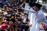 Ribuan warga berdesakan untuk bersilaturahmi di kediaman Wakil Presiden terpilih Jusuf Kalla, di Makassar, Sulsel, Selasa (29/7). Hari kedua Lebaran Jusuf Kalla menggelar Open House di kediamannya yang dihadiri ribuan masyarakat, dan dalam peristiwa tersebut satu orang tewas saat berdesakan. ANTARA FOTO/Sahrul Manda Tikupadang/wdy/14.