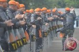 Prajurit pengendali hura hara Pasukan Khas TNI AU meneriakan yel-yel ketika Panglima TNI Jenderal TNI Moeldoko melakukan peninjauan di Halim Pedanakusuma, Jakarta, Rabu (16/7). TNI yang membantu polisi dalam pengendalian ketertiban dan keamanan itu bersiaga penuh guna terciptanya Pilpres 2014 yang aman. ANTARA FOTO/Saptonp/wdy/14