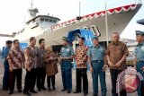 Aslog KSAL, Laksda TNI Suyitno (lima dari kanan), berbincang dengan Direktur SDM PT PAL Indonesia (Persero), Etty Soewardani (lima dari kiri) dan Direktur Produksi PT PAL Indonesia (Persero), Edi Widarto (tiga dari kiri), tak jauh dari Kapal Cepat Rudal (KCR) 60 Meter pesanan TNI AL di Dermaga ShipLift Divisi Kapal Perang PT PAL Indonesia (Persero), Ujung Surabaya, Jumat (4/7). PT PAL meluncurkan KCR 60M kali ke-3 dari 16 unit yang dipesan TNI AL, yang nantinya akan melengkapi Armada TNI AL dalam mengamankan teritorial maritim Indonesia. ANTARA FOTO/Eric Ireng/wdy/14