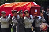 Anggota Polri mengusung peti berisi jenazah Briptu Yoga AZ Ginuny, korban penembakan di Papua, untuk dimakamkan di Taman Makam Pahlawan (TMP) Giri Tunggal Semarang, Jateng, Kamis (31/7). Briptu Yoga AZ Ginuny menjadi salah satu dari dua personel Polri yang meninggal karena diserang oleh kelompok kriminal bersenjata di Indawa, Kabupaten Lanny Jaya, Papua, Senin (28/7). ANTARA FOTO/Kalila/wdy/14.