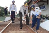 Madiun (Antara Jatim) - Sejumlah petugas melakukan pengecekan rel kereta di kawasan Caruban, Kabupaten Madiun, Jawa Timur, Kamis (3/7). Petugas gabungan dari PT KAI, Polresta, Kodim, dan Dishub Kota Madiun melakukan pengecekan rel kereta di sepanjang jalur Madiun-Nganjuk untuk menjamin keselamatan perjalanan kereta api selama mudik Lebaran 2014. FOTO Fikri Yusuf/14/DK