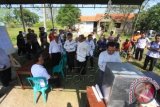 Sejumlah Panitia Pemungutan Suara melakukan proses penghitungan suara saat berlangsungnya Pemungutan Suara Ulang (PSU) Pilpres di desa Kalianyar, Krangkeng, Indramayu, Jawa Barat, Sabtu (12/7). Pemungutan Suara di TPS 10 dengan DPT 349 tersebut terpaksa diulang karena terdapat warga yang melakukan pencoblosan ganda saat Pemilu 9 Juli lalu. ANTARA FOTO/Dedhez Anggara/wdy/14.