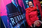 Aktris Dewi Irawan menghadiri penayangan film Runaway di XXI Setia Budi, Jakarta, Senin (21/7) . Film Runaway bergenre aksi romatis dan akan rilis pada 24 Juli 2014 tersebut menampilkan akting perdana Al Ghazali bersama Kimberly Ryder, Ray Sahetapy,Tatjana Saphira, Ade Irawan yang mengambil syuting dengan latar belakang kota Hongkong. ANTARA FOTO/Teresia May/ss/ama/14