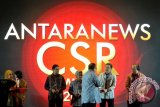 Dirut LKBN ANTARA Saiful Hadi (ketiga kiri) menyerahkan penghargaan Antaranews CSR Award 2014 kepada Presiden Direktur PT Astra International Tbk Prijono Sugiarto (kedua anan) disaksikan Dirut PT Semen Indonesia (Persero) Tbk Dwi Soetjipto (keempat kanan), Dato Tahir (kanan) dan Direktur Utama PT BPJS Ketenagakerjaan Elvyn G. Masassya (kiri) di Jakarta, Senin (21/7). Pada kesempatan tersebut juga diberikan penghargaan untuk Ibu Negara Ani Bambang Yudhoyono sebagai tokoh peduli peningkatan kecerdasan anak Indonesia 2014 dan Dato Tahir sebagai tokoh filantropi Indonesia. ANTARA FOTO/Andika Wahyu/mes/14.
