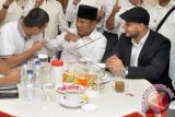 Capres nomer urut satu Prabowo Subianto (tengah) berbincang bersama penyanyi asal Swedia Maher Zain (kanan) saat akan menonton konser 'Ramadan With Maher Zain' di Istora Senayan, Jakarta, Rabu (2/7) malam. Dalam konser yang digagas tim Prabowo-Hatta untuk memberikan hiburan kepada simpatisan dan pendukung pasangan capres cawapres nomor urut satu tersebut Prabowo turut tampil bersama Maher Zain. ANTARA FOTO/Muhammad Adimaja/wdy/14