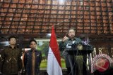 Presiden Susilo Bambang Yudhoyono (kanan) didampingi Deputi Gubernur Senior (DGS) Bank Indonesia (BI) Mirza Adityaswara (kedua kiri) dan Dirjen Perbendaharaan Kemenkeu Marwanto Harjowiryono (kiri) memberikan keterangan pers terkait pemberitaan yang bersumber dari situs WikiLeaks tentang dugaan korupsi percetakan uang Republik Indonesia yang dicetak di Australia yang menyebut nama dirinya dan mantan presiden Megawati Soekarno Putri di kediamannya Puri Cikeas, Bogor, Jabar, Kamis (31/7). Presiden Susilo Bambang Yudhoyono membantah telah menerima aliran dana dari Australia terkait percetakan 550 juta lembar uang pecahan Rp 100.000 di Australia seperti yang diungkapkan situs WikiLeaks karena keputusan pengawasan, kewenangan untuk cetak itu ada pada Bank Indonesia, bukan pada pemerintah atau presiden. ANTARA FOTO/Andika Wahyu/wdy/14.