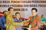 Presiden terpilih Joko Widodo (kedua kiri) didampingi Wapres terpilih Jusuf Kalla (kedua kanan), Ketua KPU Husni Kamil Manik (kanan) menunjukkan surat keputusan hasil rekapitulasi suara Pemilihan Umum Presiden 2014 di Gedung KPU, Jakarta, Selasa (22/7). Pasangan Joko Widodo - Jusuf Kalla memperoleh suara 70.997.833 (53,15 persen), Prabowo - Hatta 62.576.444 (46,85 persen) dari total suara sah sebesar 133.574.277. ANTARA FOTO/Yudhi Mahatma/Asf/pras/14.