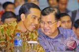 Presiden terpilih Joko Widodo (kiri) berdiskusi dengan Wapres terpilih Jusuf Kalla (kanan) saat pembacaan keputusan hasil rekapitulasi suara Pemilihan Umum Presiden 2014 di Gedung KPU, Jakarta, Selasa (22/7). Pasangan Joko Widodo - Jusuf Kalla memperoleh suara 70.997.833 (53,15 persen), Prabowo - Hatta 62.576.444 (46,85 persen) dari total suara sah sebesar 133.574.277. ANTARA FOTO/Yudhi Mahatma/Asf/pras/14.