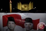 Sebuah spanduk dipasang saat renungan syukur kemenangan pasangan calon Presiden dan wakil presiden Prabowo-Hatta di depan Monumen Perjuangan, Bandung, Jawa Barat, Kamis (10/7) malam. Renungan tersebut merupakan rasa syukur terhadap keunggulan pasangan nomor urut satu atas pasangan Joko Widodo (Jokowi)-Jusuf Kalla (JK) sebesar 61 persen berdasarkan Quick Count versi Indonesia Strategic Institut (Instrat) yang merupakan hitung cepat internal tim pemenangan Prabowo Hatta di Jawa Barat. ANTARA FOTO/Novrian Arbi/wdy/14.