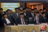 Menteri Agama Lukman Hakim Saifudin (kedua kanan) didampingi Wakil Menteri Agama Nasaruddin Umar (kanan) Ketum MUI Din Syamduddin (kedua kiri) dan Wakil Ketum MUI Ma'ruf Amin memberi keterangan pada wartawan tentang hasil Sidang Itsbat Awal Syawal 1435 H di kantor Kementerian Agama, Jakarta Pusat, Minggu (27/7). Sidang tersebut menetapkan 1 Syawal 1435 H jatuh pada Senin, 28 Juli 2014. ANTARA FOTO/Fanny Octavianus/wdy/14.