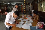 Petugas KPPS TPS 52 sedang mengisi formulir isian sebelum menuntaskan perolehan suara dukungan pasangan calon presiden dan wakil presiden 2014-2019. (Nurul/Antara Kalbar).