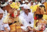 Dua gadis penari dari lereng Semeru melakukan tarian Topeng Sakral yang di pertunjukan 10 tahun sekali di pelataran Pura Mandara Giri Semeru Agung, di desa Senduro, Lumajang, Jatim, Sabtu (12/7). Tari dipentaskan pada upacara puncak Panca Walikrama, piodalan (ulang tahun) berdirinya Pura Mandara Giri Semeru Agung. ANTARA FOTO/ Cucuk Donartono/wdy/14