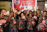 Anggota Laskar Merah Putih Medan, mengancungkan salam dua jari ketika melakukan ikrar Revolusi Mental, di Medan, Sumut, Jumat (4/7). Laskar Merah Putih menyatakan menarik dukungan kepada Capres - Cawapres Prabowo Subianto-Hatta Rajasa dan mendukung Joko Widodo - Jusuf Kalla dalam Pilpres 9 Juli. ANTARA FOTO/Irsan Mulyadi/wdy/14