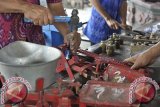 Petugas UPT Metrologi Disperindag Provinsi Bali menera ulang timbangan milik pedagang di Pasar Sempidi, Badung, Bali, Kamis (17/7). Operasi tersebut untuk mencegah kecurangan pedagang terhadap konsumen sekaligus langkah sertifikasi pasar-pasar tradisional di Bali yang ditargetkan bisa memenuhi standar hingga tahun 2016. ANTARA FOTO/Nyoman Budhiana/nym/2014.
