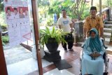 Magetan (Antara Jatim) - Warga panti jompo menggunakan kursi roda memasuki TPS untuk menyalurkan hak suaranya di TPS 10 kawasan Selosari, Kab. Magetan, Rabu (9/7). Sebanyak 87 warga lanjut usia menyalurkan hak suara dalam Pilpres di TPS yang digelar di Panti Jompo UPT Pelayanan Sosial Lanjut Usia Magetan. FOTO Fikri Yusuf/14