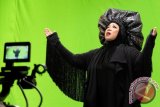 Diva Indonesia Melly Goeslaw menjalani syuting video klip soundtrack sinetron religi "Cinta Dan Ibadah "di Jakarta, Kamis (3/7). Penyanyi yang kini mengenakan hijab tersebut merilis lagu untuk sinetron religi bagi produksi TV Malasyia. ANTARA FOTO/Teresia May/nz/14