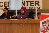 Penasehat Pemantauan Kemitraan, Wahidah Suaib (kanan) didampingi Wakil Koordinator Pemantau Kemitraan, Nindita Paramastuti (kiri) memberikan keterangan kepada wartawan mengenai Waspada Politik Transaksional Optimal Peran Saksi Dalam Rekapitulasi di Media Center KPU Pusat, Jakarta, Jumat (11/7). Kemitraan menyampaikan rekomendasi agar penyelenggara pemilu (KPU dan Bawaslu) menjaga netralitas dan bekerja secara transparan dalam proses rekapitulasi agar sesuai aturan dan untuk menjaga kondusifitas penetapan hasil Pemilu secara resmi oleh KPU Pusat.ANTARA FOTO/Reno Esnir/wdy/14.