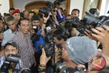 Calon presiden pasangan nomor urut dua Joko Widodo (kedua kiri) berada di antara wartawan yang telah menunggu di Media Centre JKW4P di Jakarta, Kamis (10/7). Joko Widodo menyampaikan ucapan terima kasih kepada seluruh wartawan dan media massa baik nasional maupun asing yang telah mendukung pasangan capres dan cawapres Jokowi dan Jusuf Kalla melalui peliputan yang seimbang selama masa kampanye Pemilu Presiden 2014. ANTARA FOTO/Widodo S. Jusuf/wra/14.