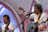 Personil Bimbo, Sam Bimbo (kanan) dan Jaka Bimbo tampil dalam konser usai istighosah bersama para ulama di Parkir Timur Senayan,Jakarta, Jumat (4/7). Istighosah bersama dengan tema Doa Untuk Indonesia tersebut dilakukan untuk mendoakan pemilihan presiden dan calon presiden pada 9 April 2014 berjalan dengan damai. ANTARA FOTO/Teresia May
