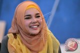 Penyanyi dan aktris Dewi Sandra melakukan syuting sinetron religi Catatan Hati Seorang Istri di Jakarta, Selasa (1/7). Dalam bulan Ramadan, aktris yang telah dua tahun berhijab ini menjalani kesibukannya dengan melakukan syuting sinetron religi yang diangkat dari novel karya Asma Nadia yang menceritakan tentang para perempuan dengan permasalahan hidup mereka sebagai seorang istri. ANTARA FOTO/Teresia May
