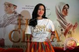 Pemeran Pipik, istri almarhum Ustad Jefri Al Buchori alias Uje, Revalina S. Temat menghadiri penayangan perdana film Hijrah Cinta di Jakarta, Sabtu (19/7). Film yang mengangkat perjalanan hidup Uje tersebut akan dirilis pada 24 Juli 2014. ANTARA FOTO/Teresia May

