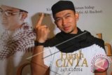 Pemeran almarhum Ustad Jefri Al Buchori alias Uje, Alfie Alfandy mennghadiri penayangan perdana film Hijrah Cinta di Jakarta, Sabtu (19/7). Film yang mengangkat perjalanan hidup Uje tersebut akan dirilis pada 24 Juli 2014. ANTARA FOTO/Teresia May