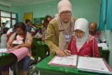 Madiun (Antara Jatim) - Calon siswa SMP didampingi orang tua mengisi formulir pendaftaran saat mendaftarkan diri dalam Penerimaan Peserta Didik Baru (PPDB) di SMPN 2 Kota Madiun, Selasa (1/7). PPDB tingkat SMP diselenggarakan selama lima hari (1-5 Juli), dan pada hari pertama pendaftaran, ratusan calon siswa dan orang tua memadati tempat pendaftaran. FOTO Siswowidodo/14/Oka.